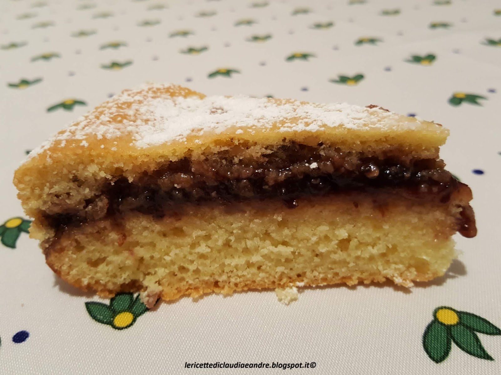 Torta con cuore di marmellata alle prugne e noci