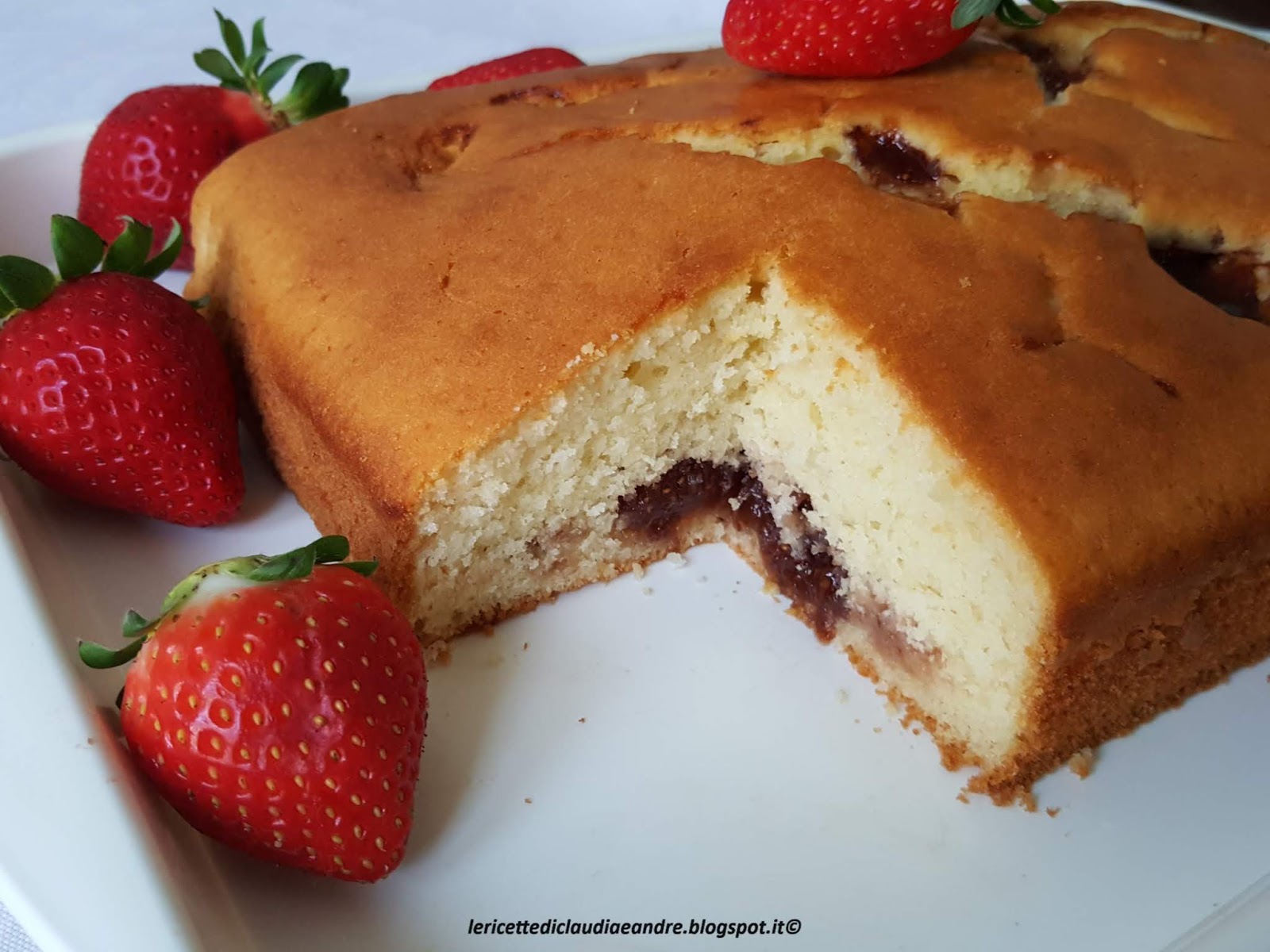 Torta con cuore di  marmellata di fragole