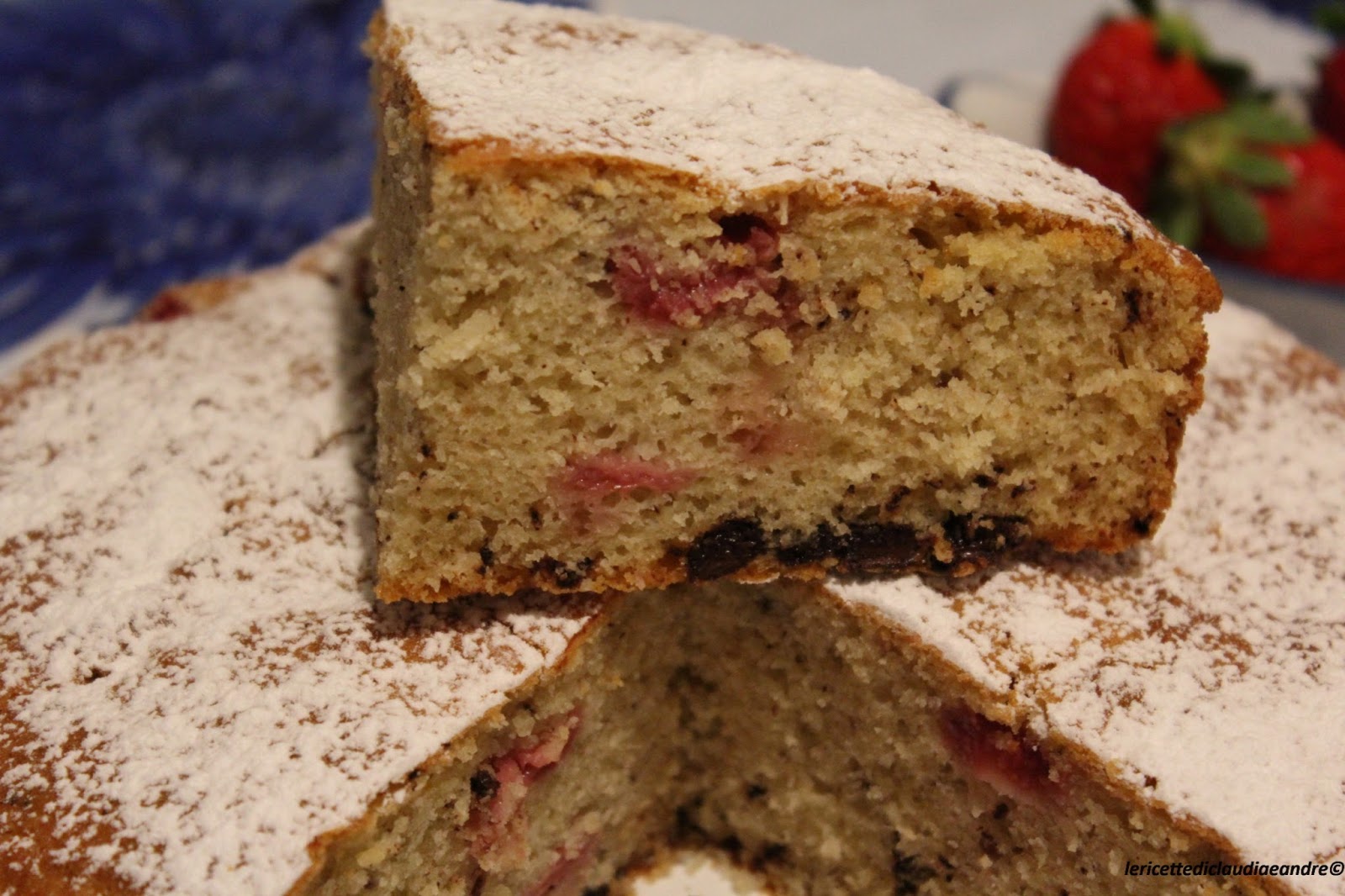 Torta con fragole, cioccolato e cocco