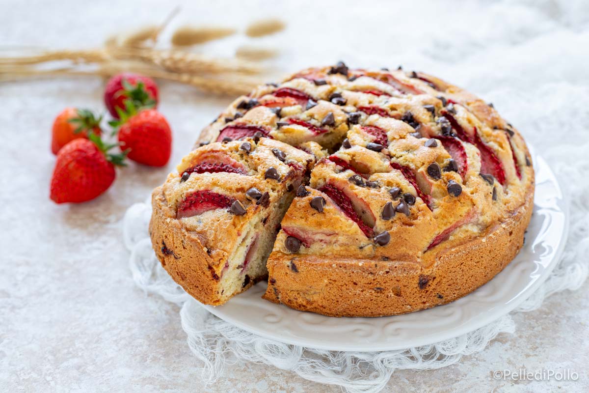 Torta con fragole e gocce di cioccolato