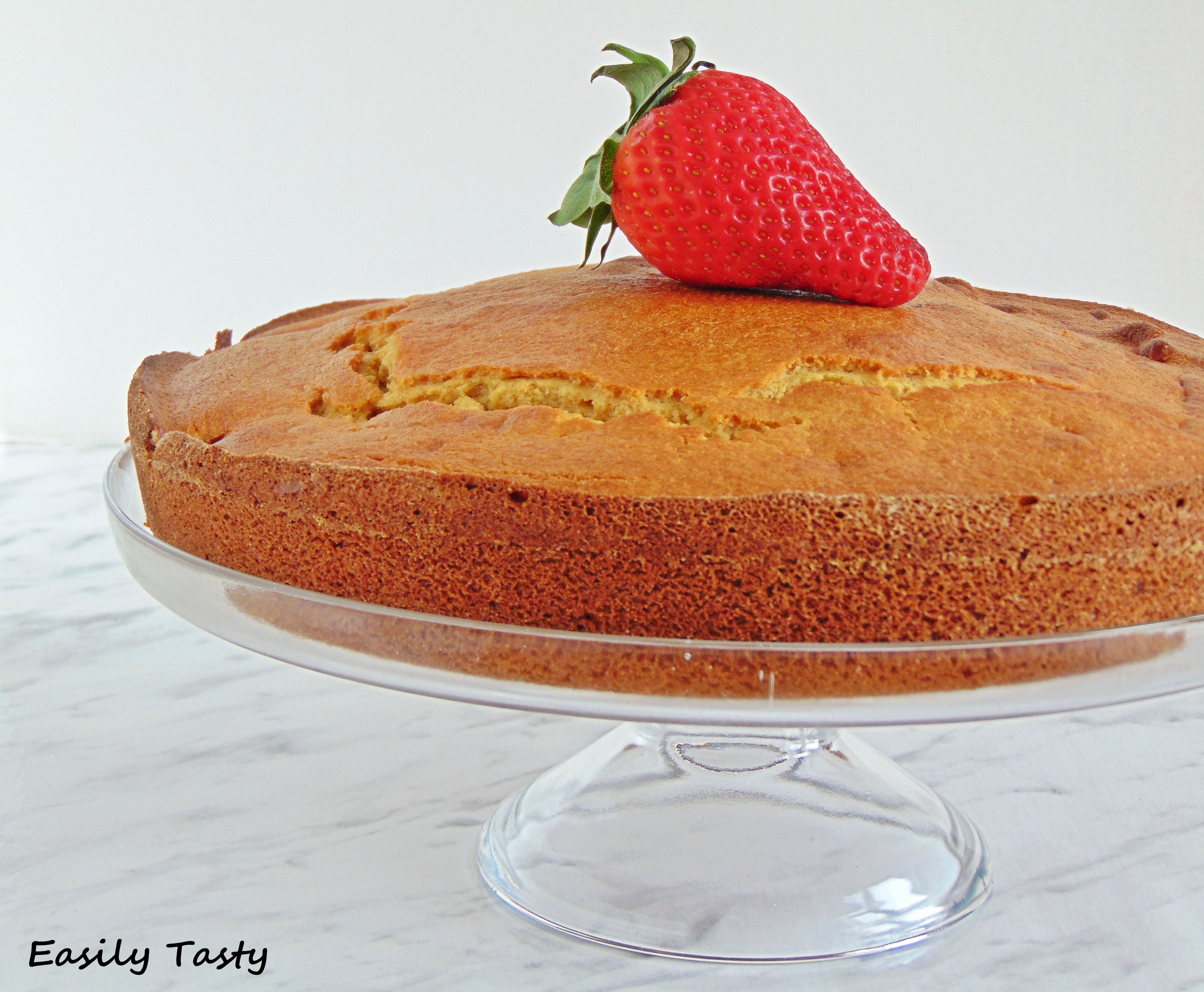 Torta con fragole e mascarpone nell’impasto e farina di farro integrale