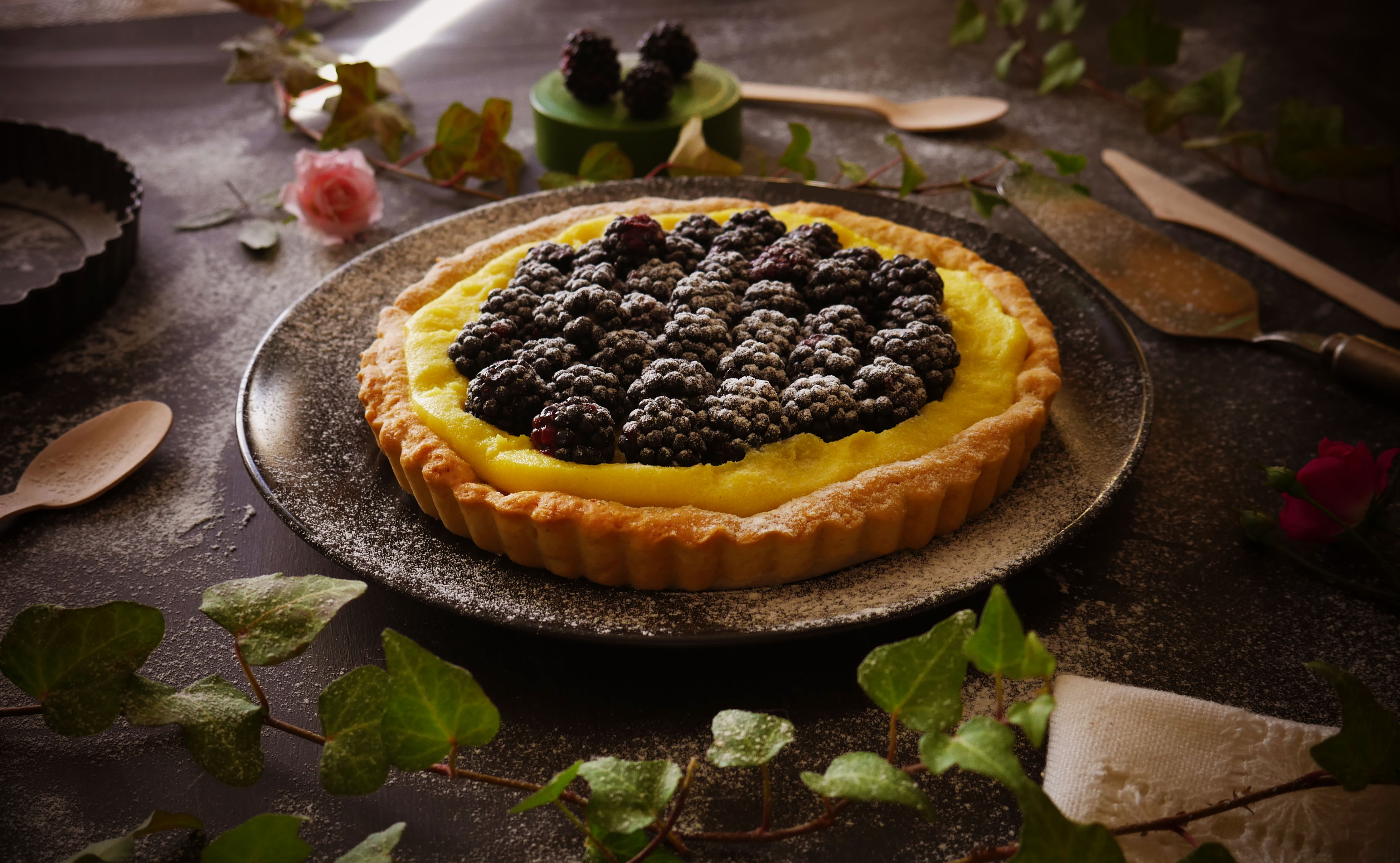Torta con frolla e crema vegana, decorata con more fresche