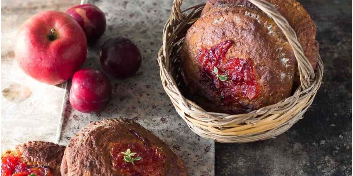 Torta con grano saraceno ripiena di frutta