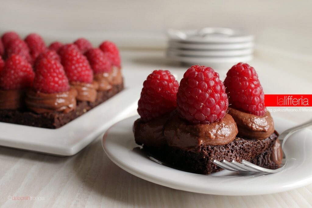 Torta con lamponi e cioccolato