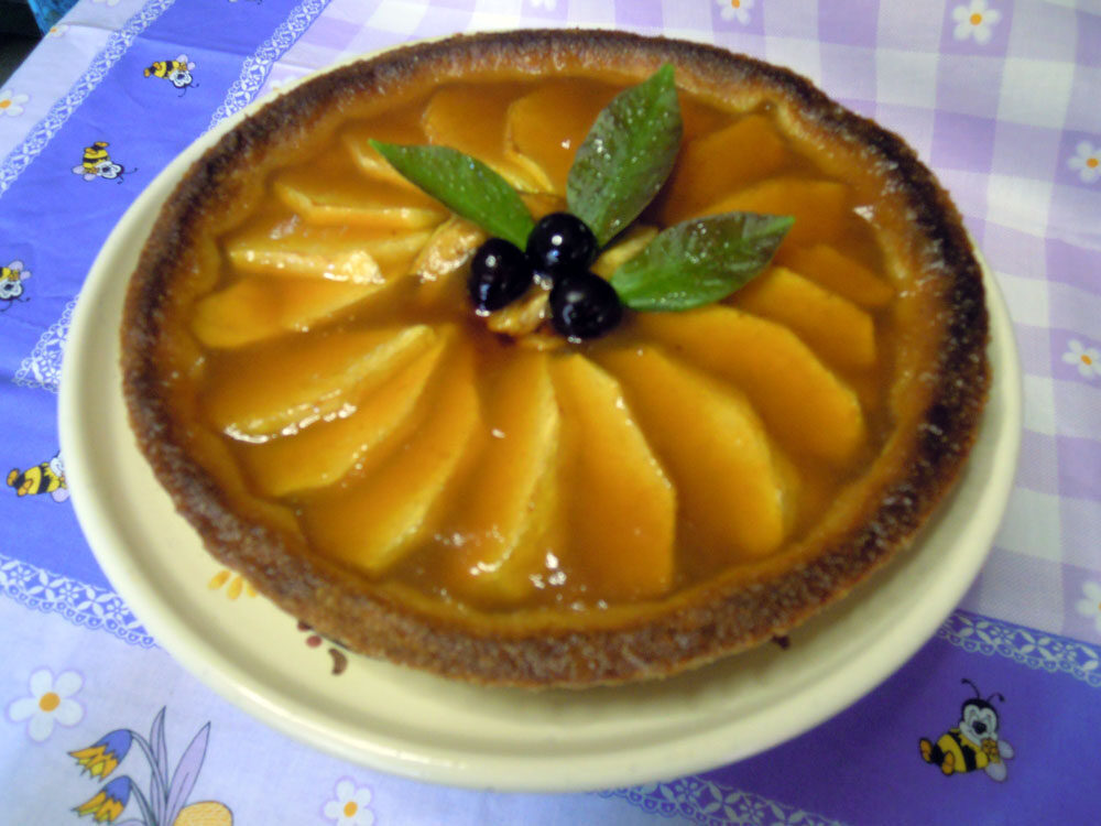 Torta con le mele e gelatina di albicocche