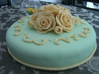 torta con le rose con base in pan di spagna