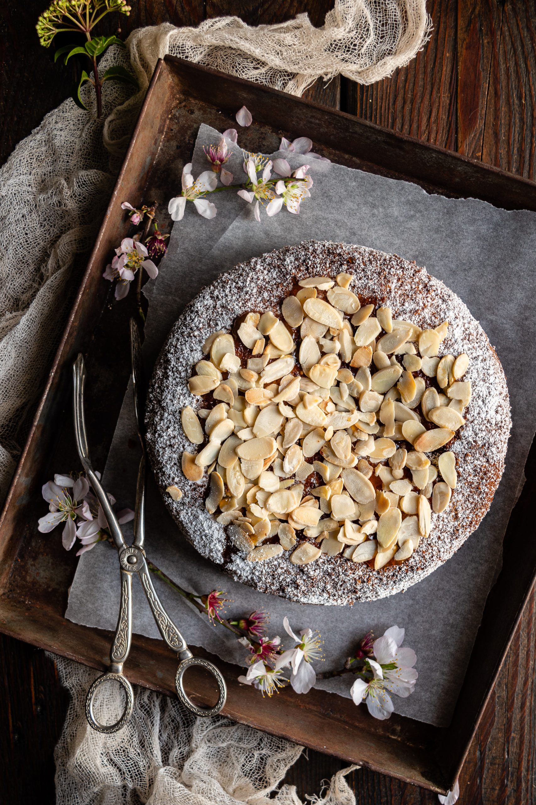 Torta con mandorle e frutti di bosco