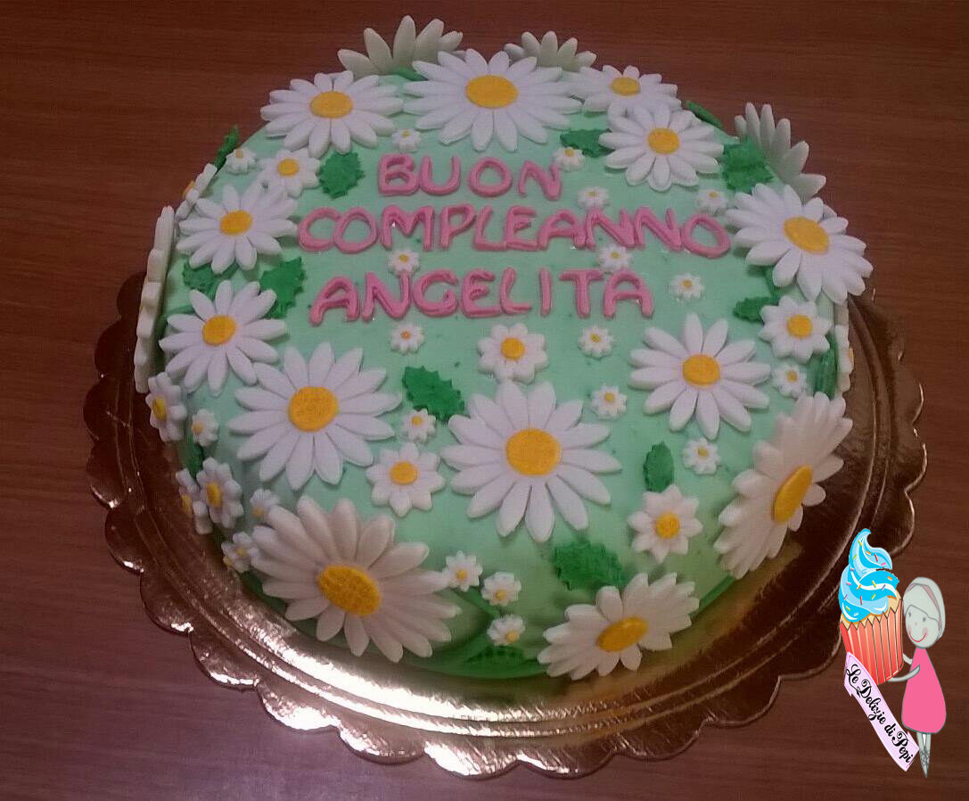 Torta con margherite in pasta di zucchero