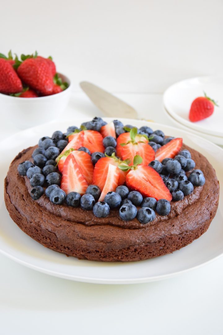 Torta con mousse al cioccolato fondente
