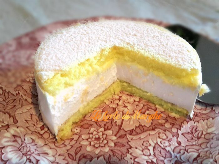Torta con mousse di ricotta e pan di spagna