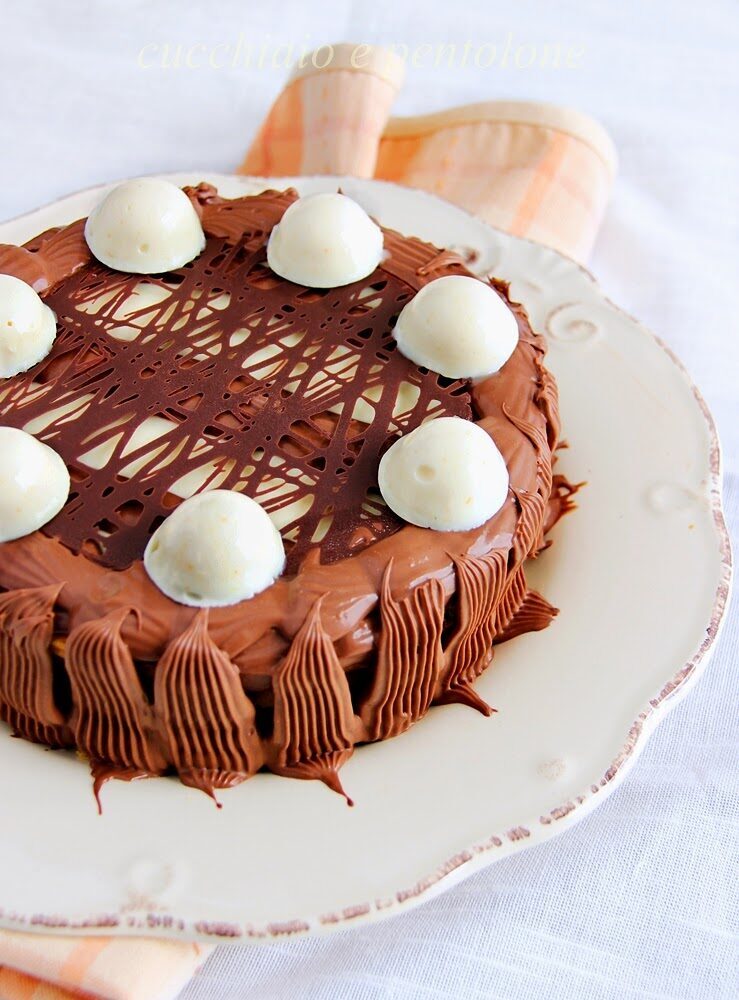 Torta con namelaka al fondente e fava tonka e al cioccolato bianco e arancia
