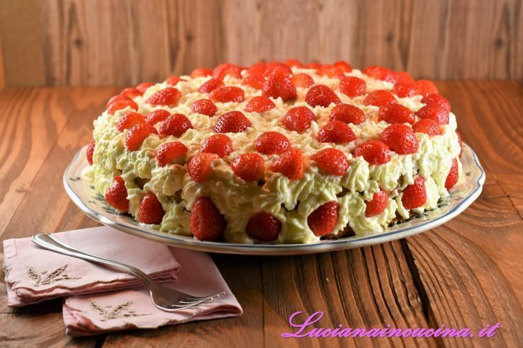 Torta con panna e fragole