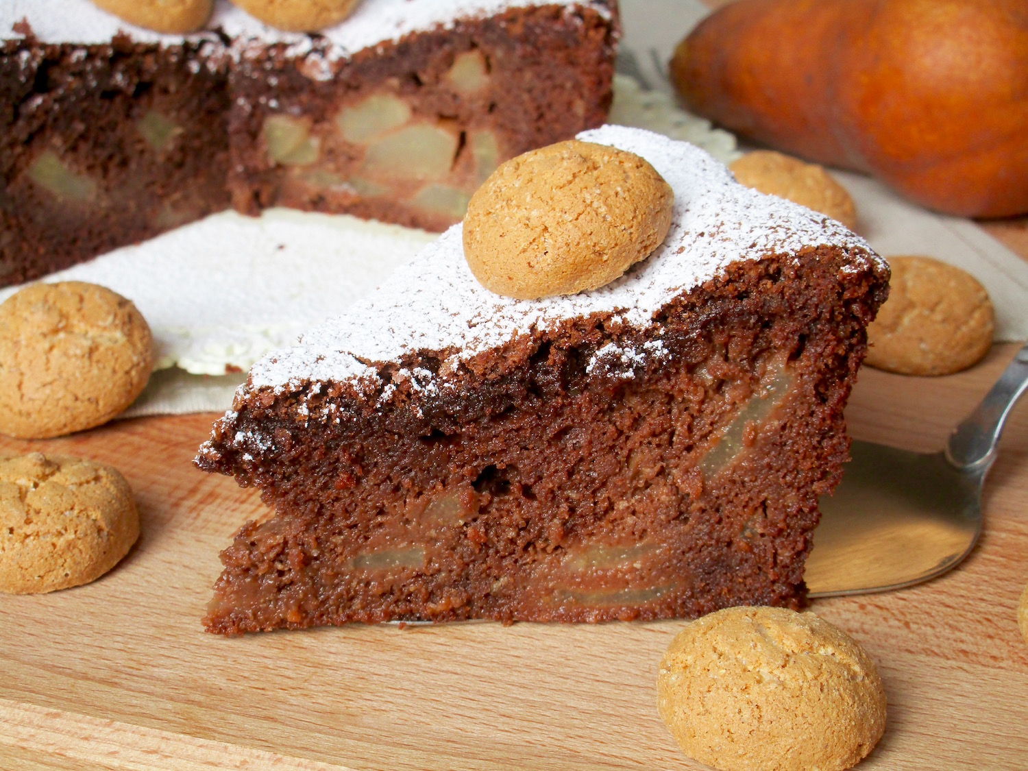 Torta con pere, cioccolato e amaretti