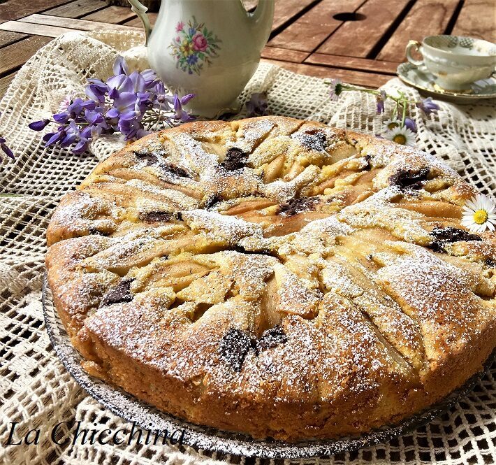 Torta con pere, cioccolato ed uvetta