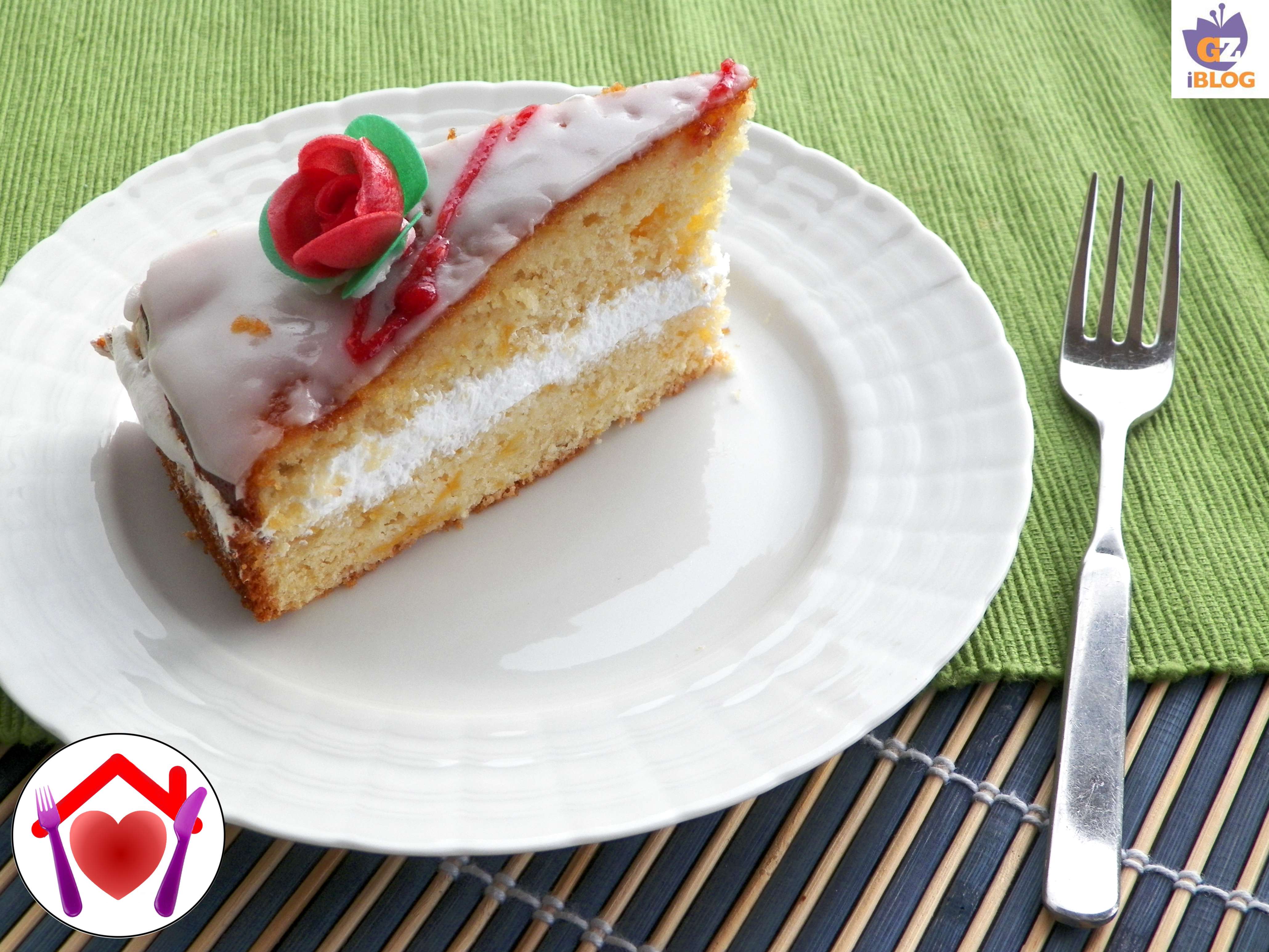 Torta con pesche sciroppate