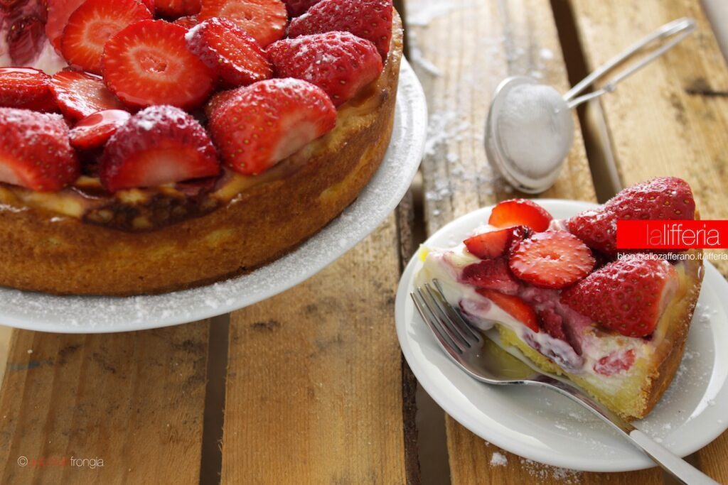 Torta con ricotta e fragole cremosa