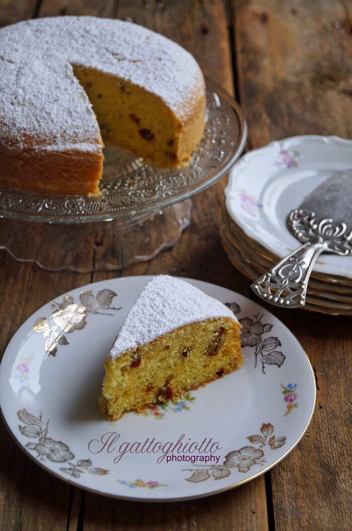 Torta con semolino e bacche di goji al profumo di arancia