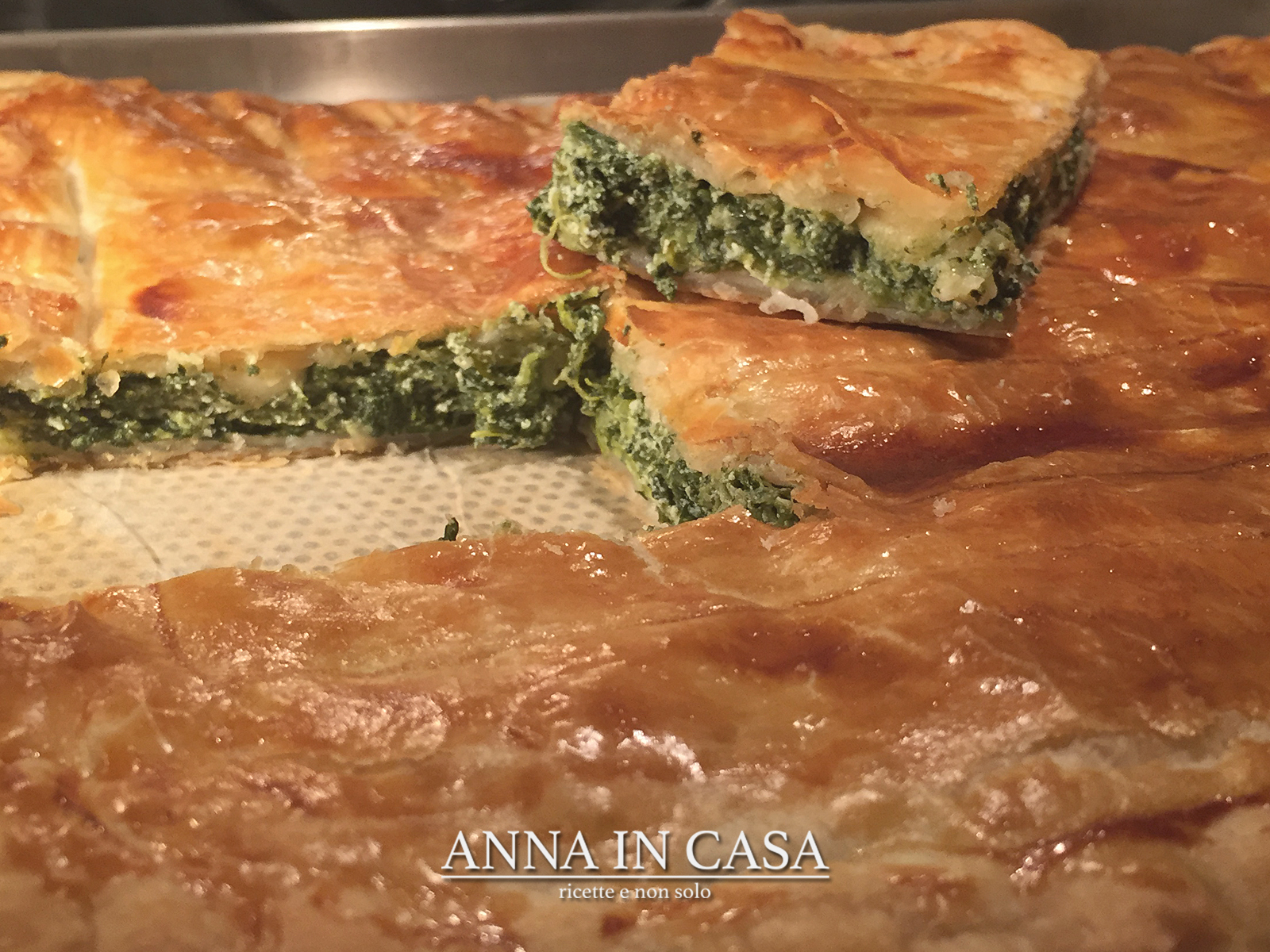 Torta con sfoglia veloce fatta in casa di spinaci e formaggio