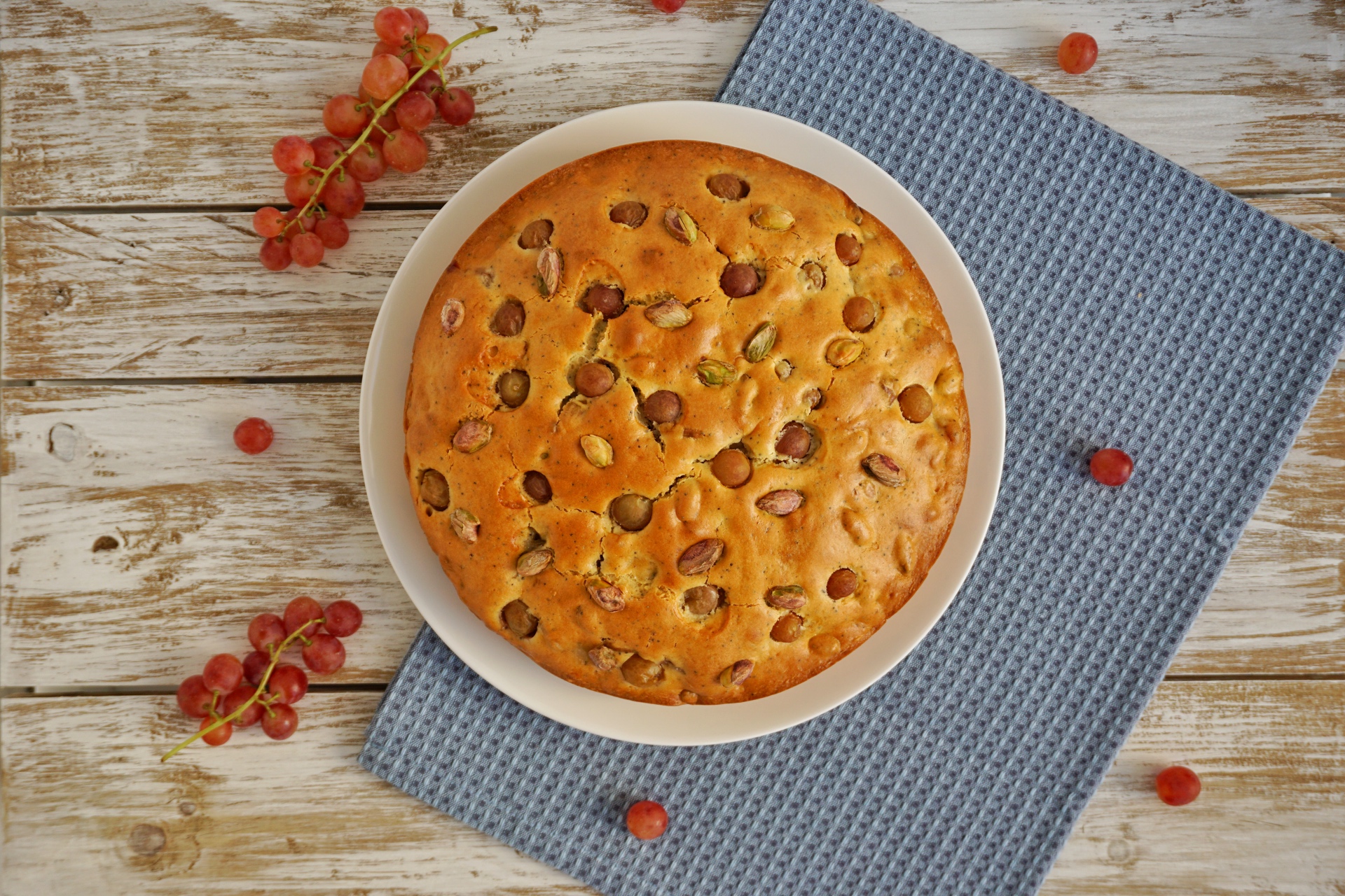 Torta con uva fragola e pistacchi salati