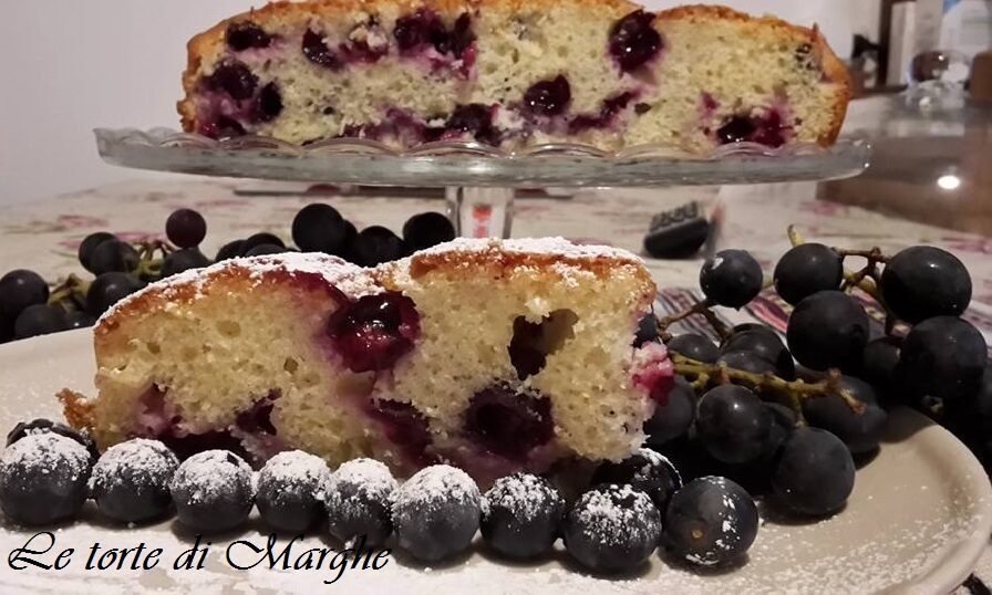 Torta con uva fragola soffice e profumata