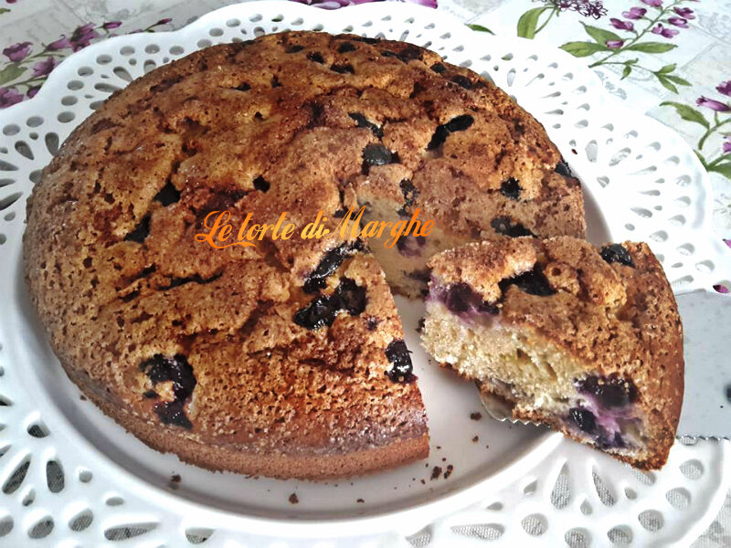 Torta con uva nera semplice e genuina