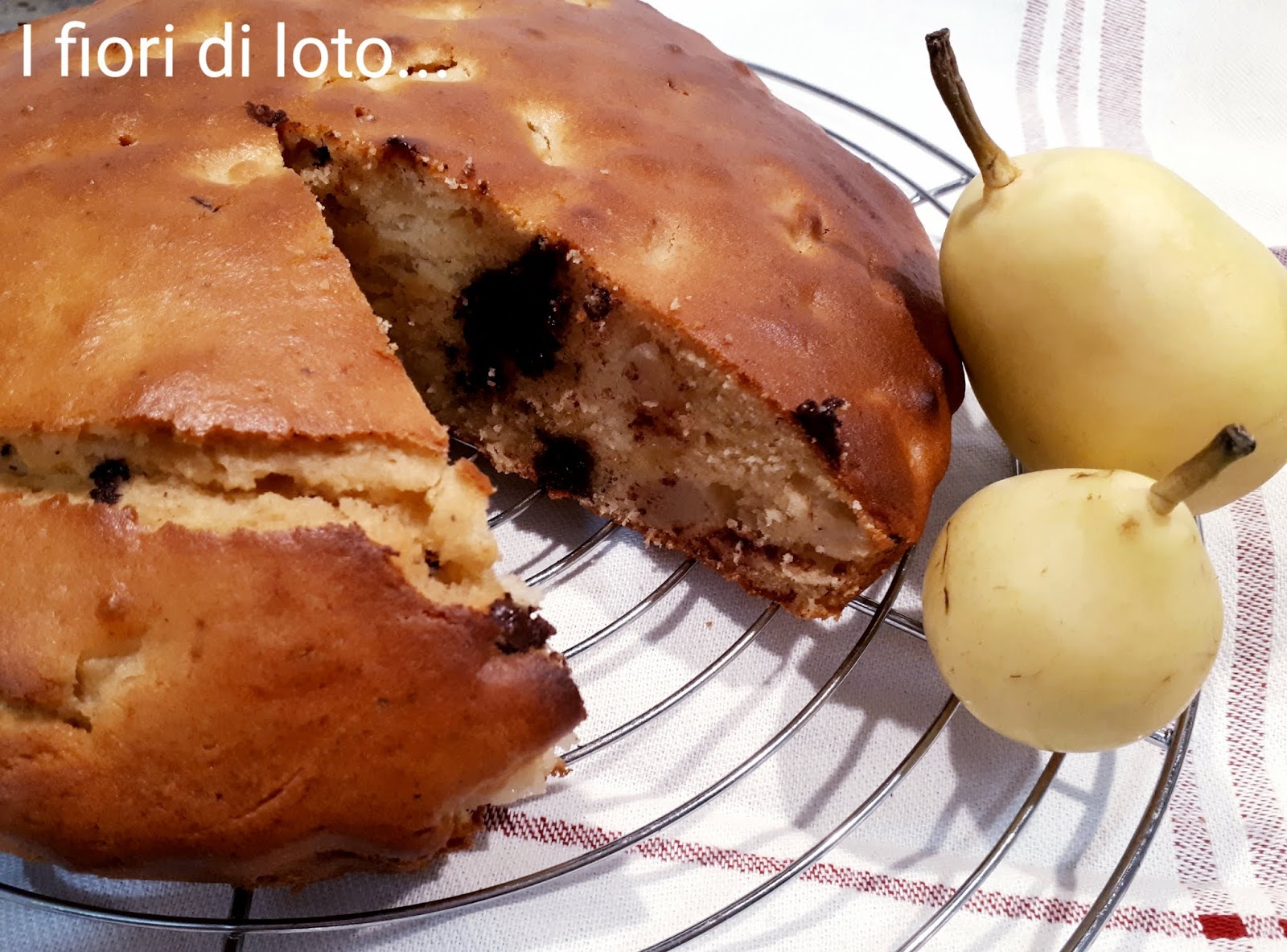 Torta con yogurt di soia, pere e cioccolato