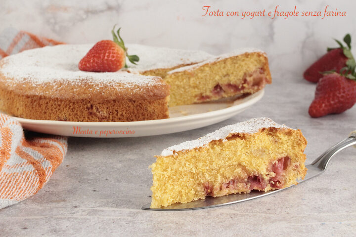 Torta con yogurt e fragole senza farina