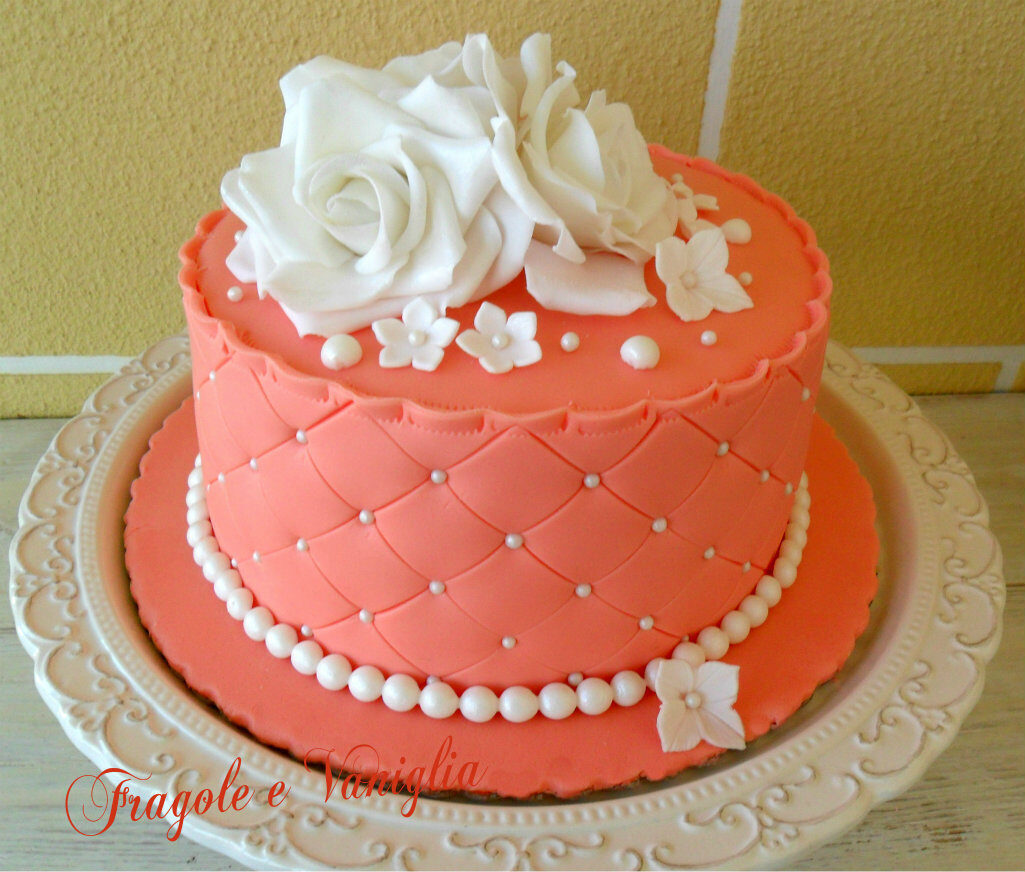 Torta corallo rose bianche
