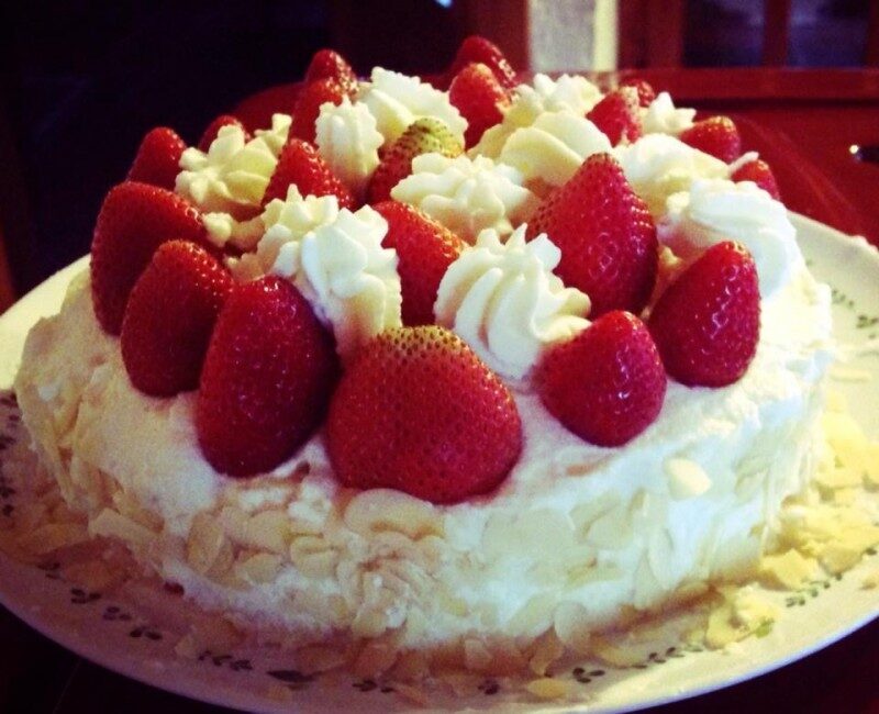 Torta crema, panna e fragole