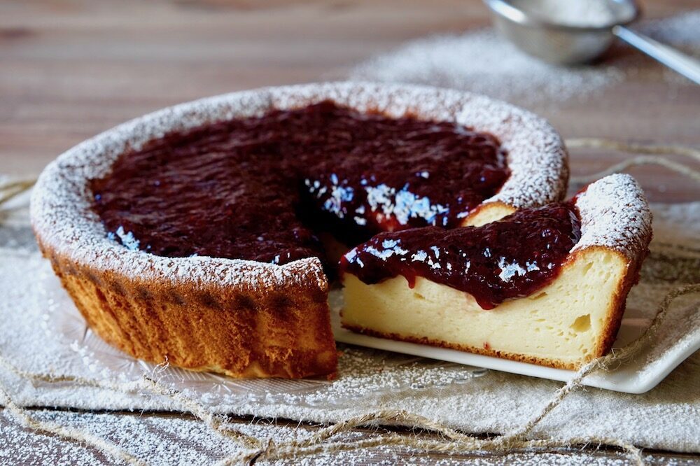 Torta cremosa yogurt e marmellata