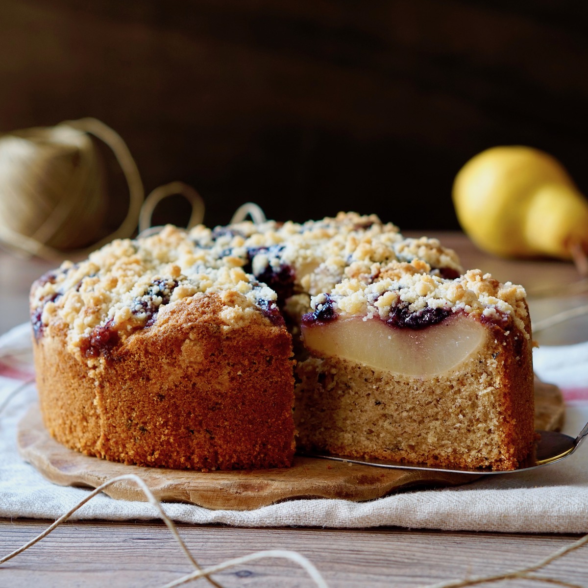 Torta croccante alle pere e grano saraceno