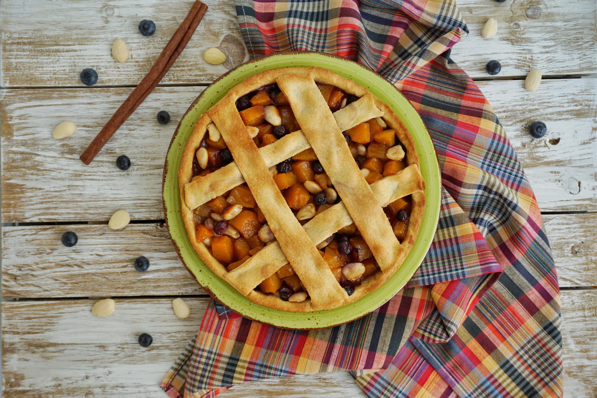 Torta croccante con zucca, mandorle e mirtilli