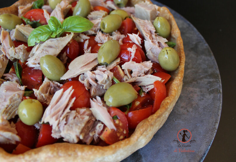 Torta croccante ripiena di pomodorini, tonno e olive