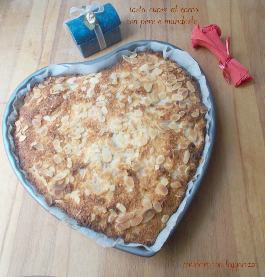 Torta cuore al cocco con pere e mandorle