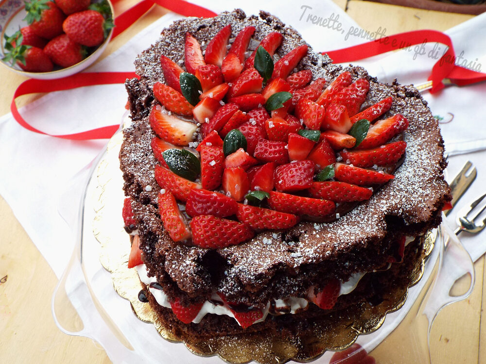 Torta cuore con crema di cioccolato e fragole
