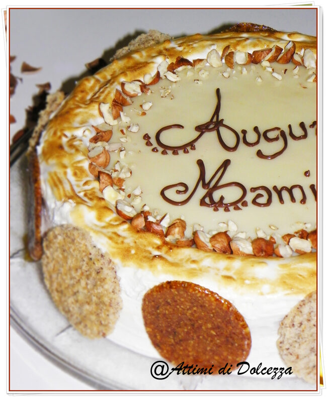 Torta decorata alle nocciole