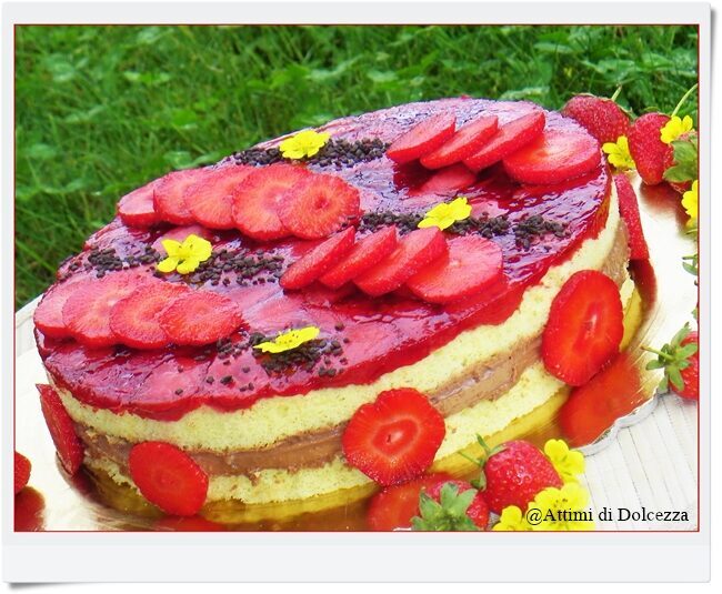 Torta decorata con fragole e nutella