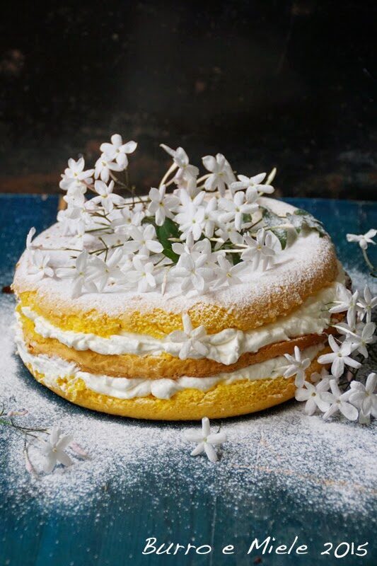 Torta del mio giardino (pan di spagna con crema di labne infusa al gelsomino)