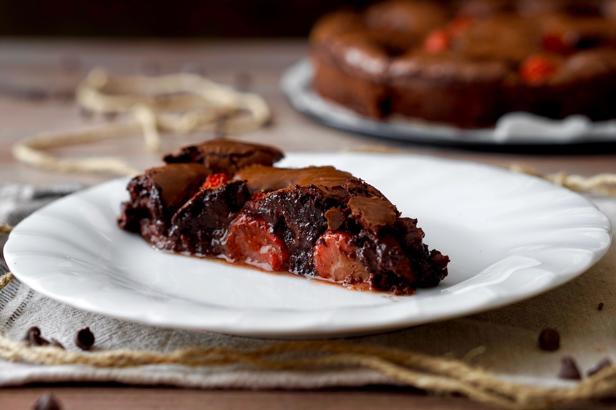 Torta delizia al cioccolato e fragole