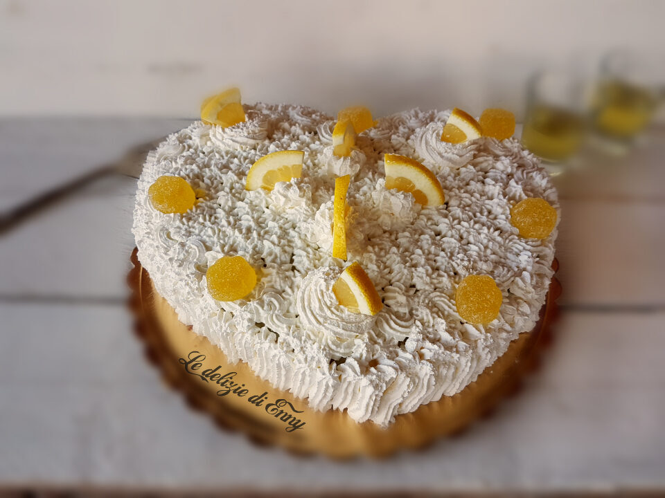 Torta delizia al limone a forma di cuore