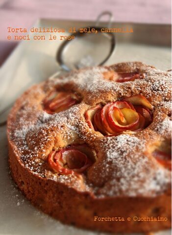 Torta deliziosa di mele, cannella e noci con le rose