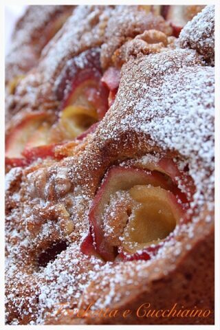 Torta deliziosa di mele con le rose