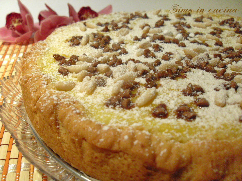 Torta della nonna con pinoli e cioccolato