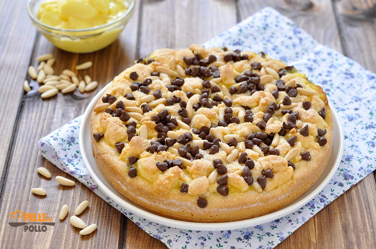Torta della nonna sbriciolata con gocce di cioccolato