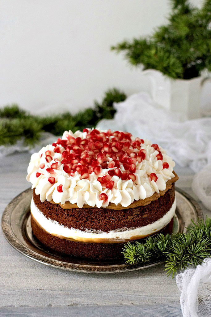 Torta delle feste con cioccolato, dulce de leche e panna