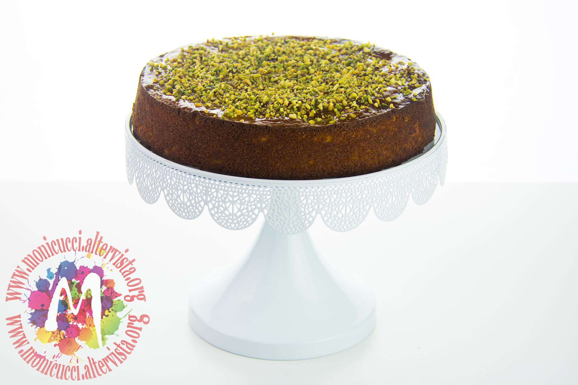 Torta di albicocche e mandorle con acqua di rose e cardamomo