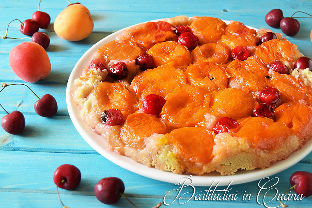 Torta di albicocche rovesciata e frolla alle mandorle
