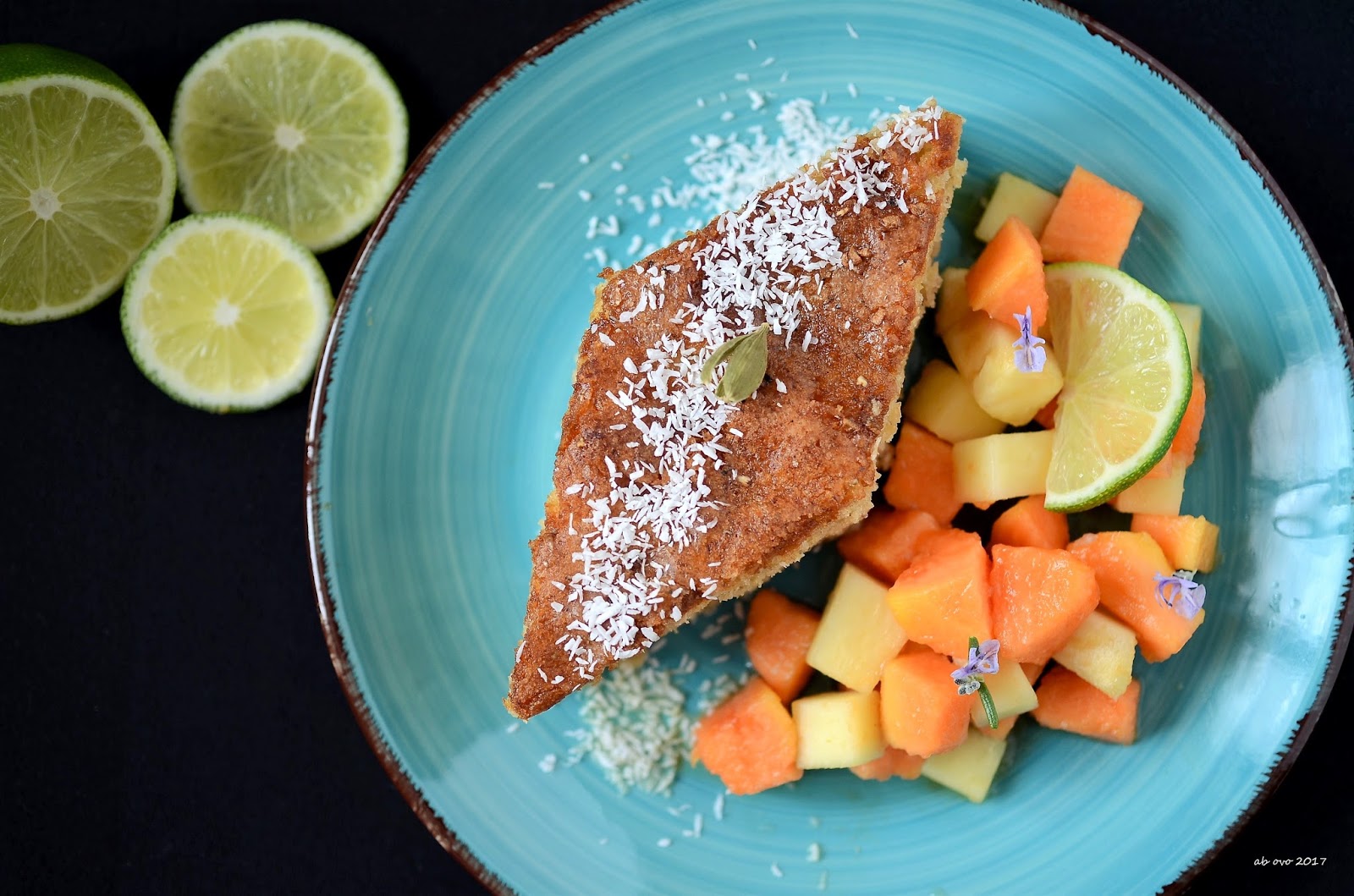 Torta di banane al cardamomo con macedonia tropicale (senza latticini)