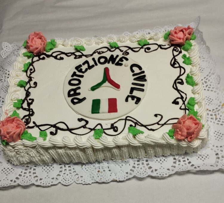 Torta di benvenuto per il capo della protezione civile italiana