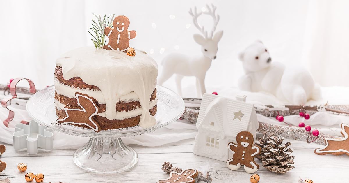 Torta di carote vegana al pan di zenzero e biscotti gingerbread man